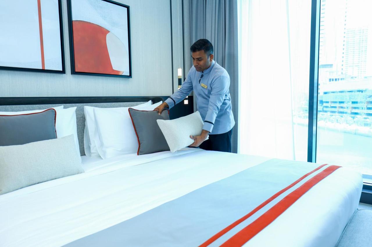Charthouse Bahrain Hotel Manáma Kültér fotó A hotel housekeeper making a bed
