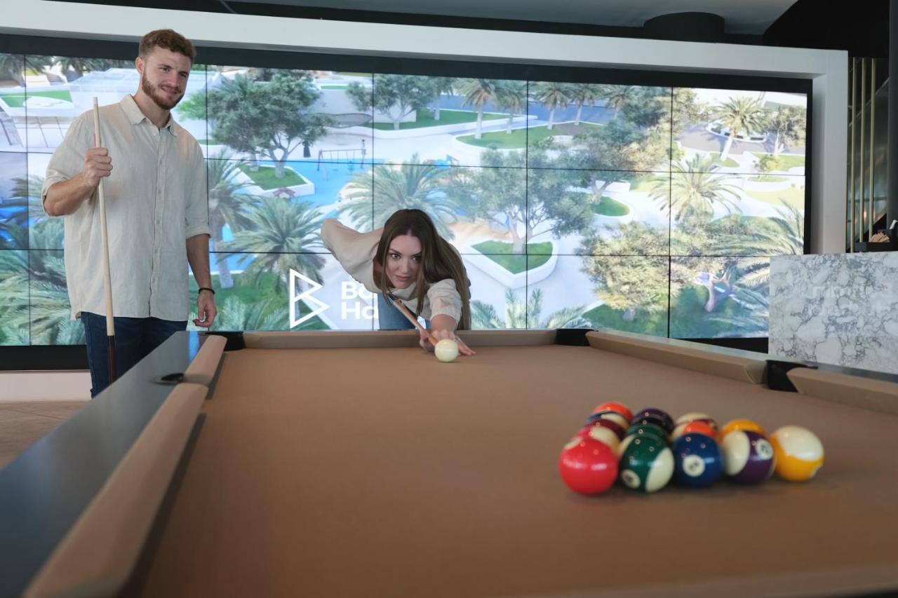Charthouse Bahrain Hotel Manáma Kültér fotó A pool table