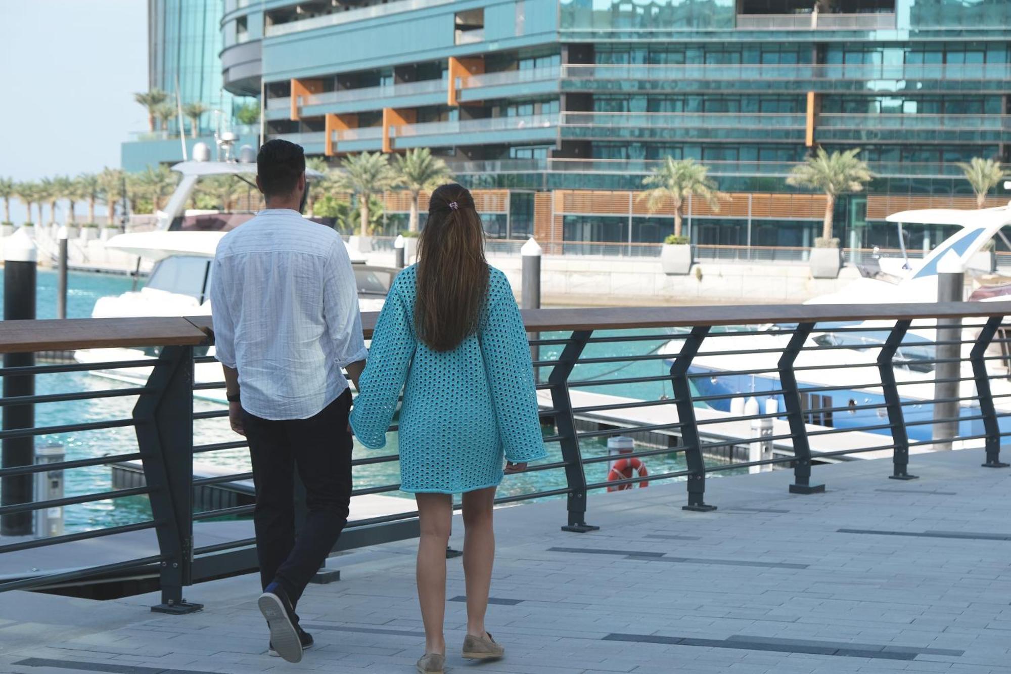 Charthouse Bahrain Hotel Manáma Kültér fotó A couple walking in Dubai Marina