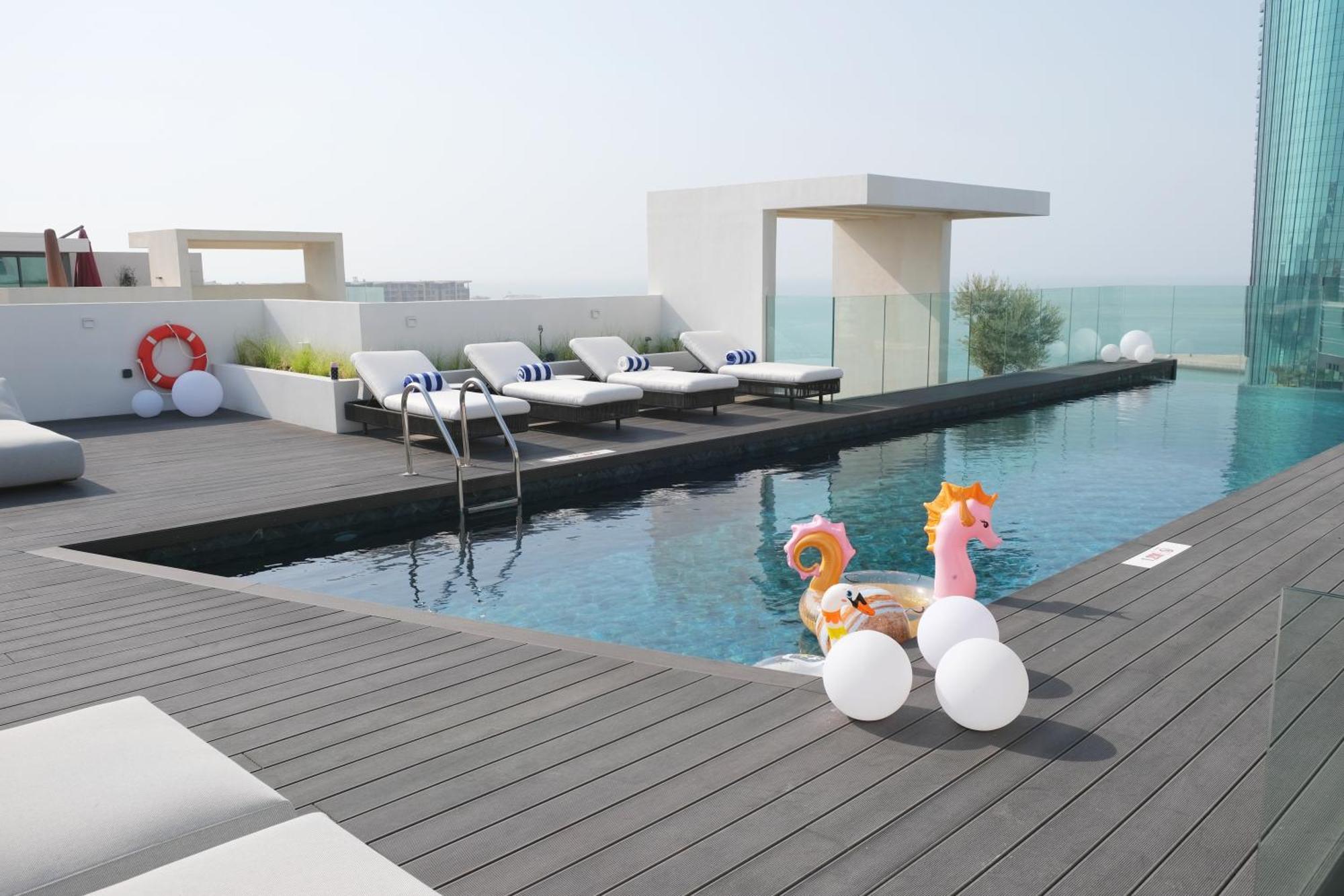 Charthouse Bahrain Hotel Manáma Kültér fotó The pool at the top of the hotel