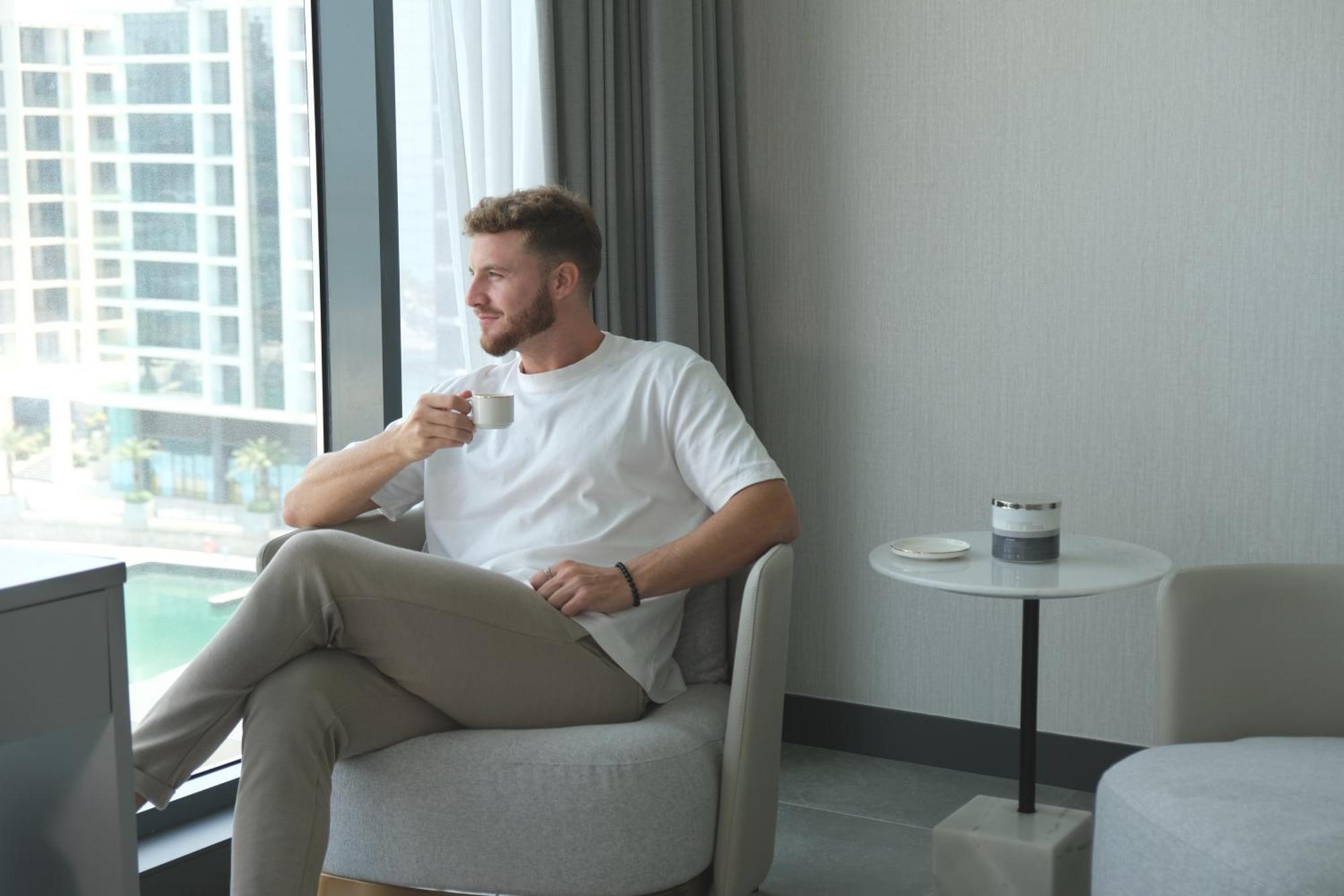 Charthouse Bahrain Hotel Manáma Kültér fotó A man drinking coffee